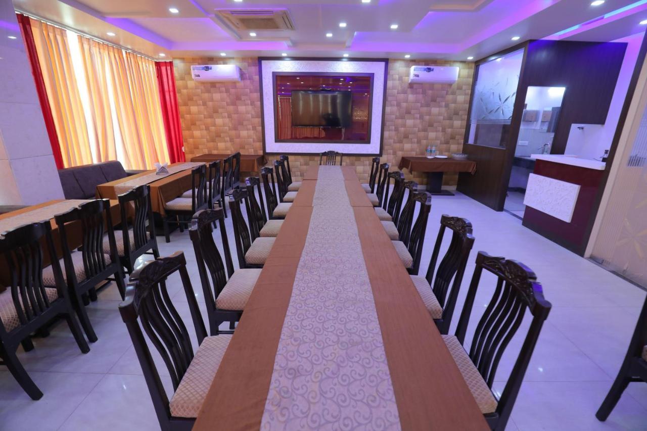 אגרה Hotel Sahib'S Red Carpet - Family & Corporate Hotel Chain מראה חיצוני תמונה