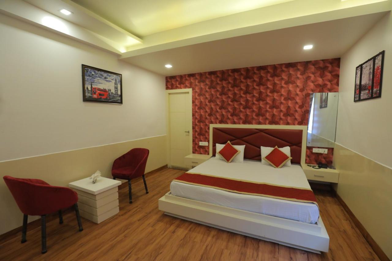 אגרה Hotel Sahib'S Red Carpet - Family & Corporate Hotel Chain מראה חיצוני תמונה