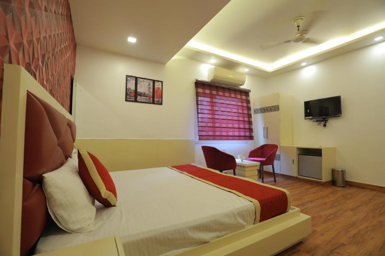אגרה Hotel Sahib'S Red Carpet - Family & Corporate Hotel Chain מראה חיצוני תמונה